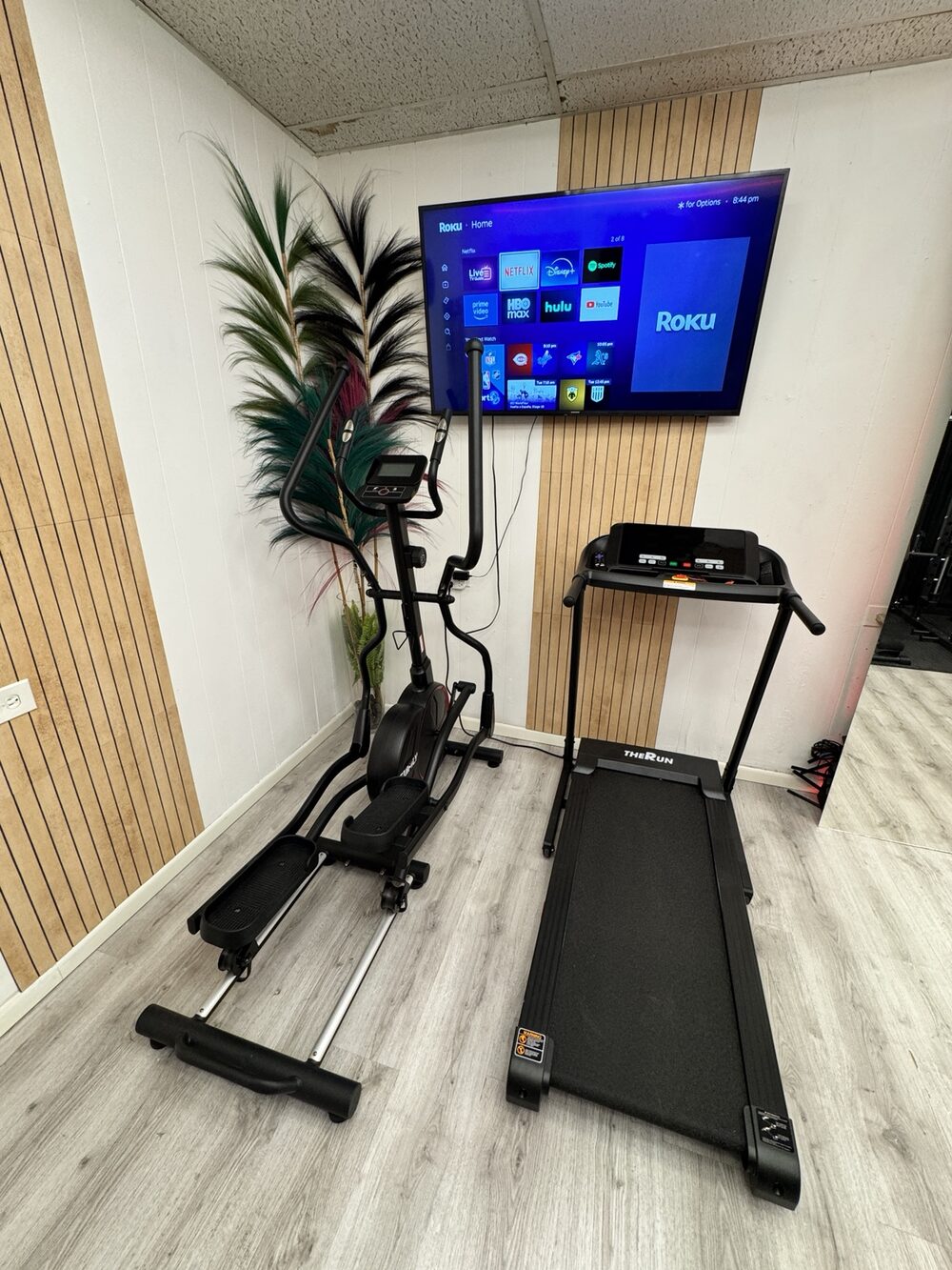 Cardio equipment and entertainment at ArubaSalsa Gym